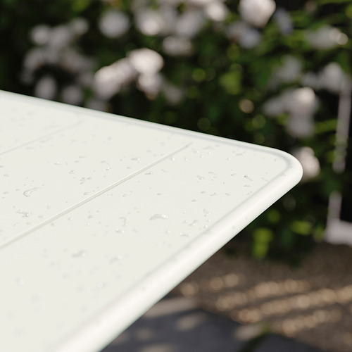 Borde de mesa SUNDSÖ blanco al aire libre con gotas de agua. Fabricado en acero, con recubrimiento en polvo. Moderno diseño plegable para balcones.