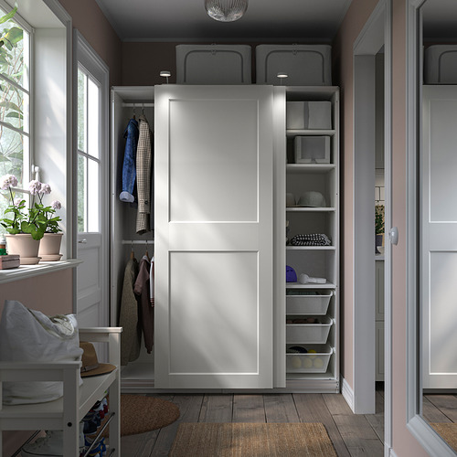 Armario moderno con puertas corredizas, estantes, cestas, barra de ropa y plantas en macetas.