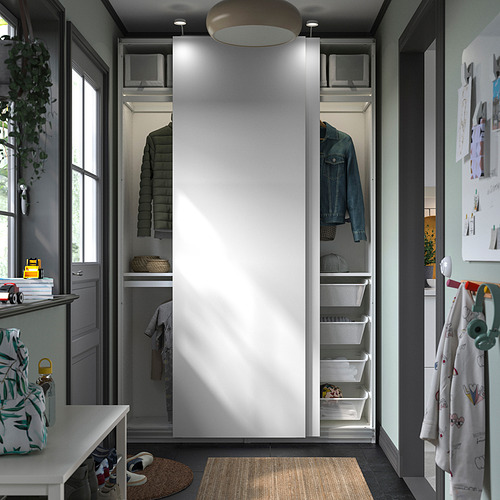 Armario bien organizado con puertas corredizas; Diseño minimalista, producto tapizado en tela gris en el interior, estantes y compartimentos blancos.