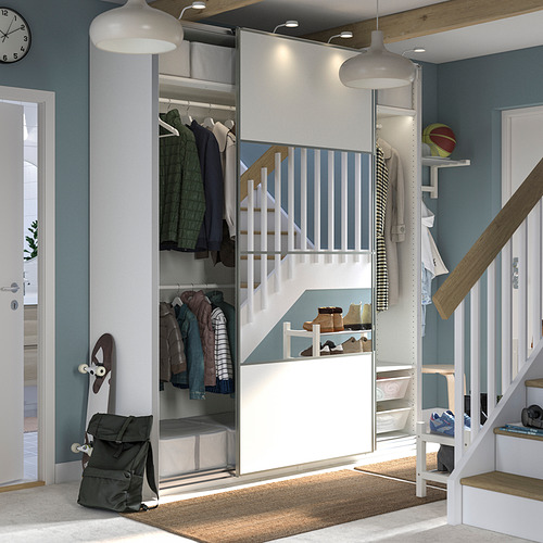 Representa un armario PAX moderno, azul y blanco con puertas correderas con espejos, ropa y accesorios que albergan.