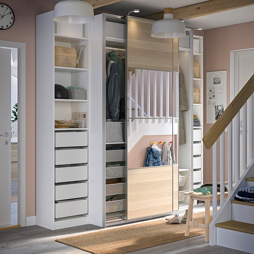 Walk-in closet moderno, blanco y de madera clara. Puertas correderas y almacenamiento organizado para ropa y accesorios.