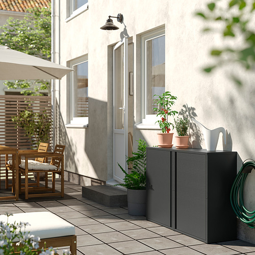 Moderno gabinete de almacenamiento de balcón con plantas en macetas, muebles y edificio.