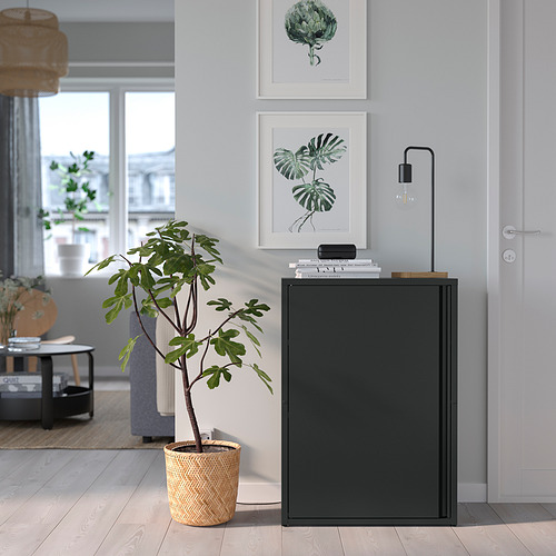 Gabinete negro, cesta de mimbre para plantas, impresiones artísticas, paredes grises; Decoración moderna del hogar.
