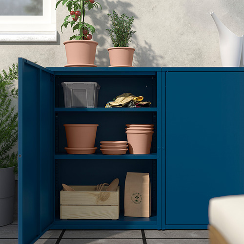 Mueble SUNDSÖ azul con plantas en macetas.