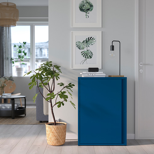 Habitación moderna con mueble SUNDSÖ, azul, cuadrado, metal. Planta, arte, lámpara, decoración acogedora.