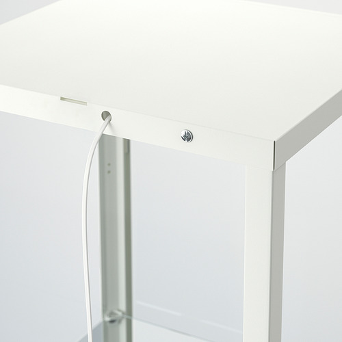Armario con puerta de cristal blanco con montaje seguro en la pared y gestión de cables, lo que refleja un diseño moderno.