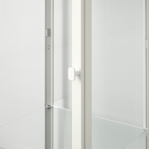 Moderno mueble con puerta de cristal, tirador elegante, estantes ajustables, acabado blanco.