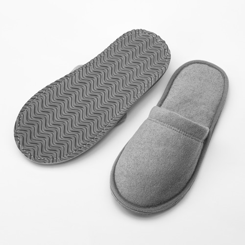 Se muestran zapatillas TÅSJÖN grises con suela adherente estampada para mayor estabilidad.