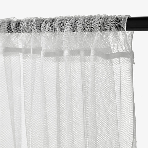 Cortinas de red transparentes con ribete de encaje en varilla negra, que dejan entrar la luz y brindan privacidad.