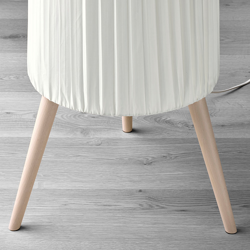 Lámpara de pie moderna con pantalla blanca plisada y patas de madera.