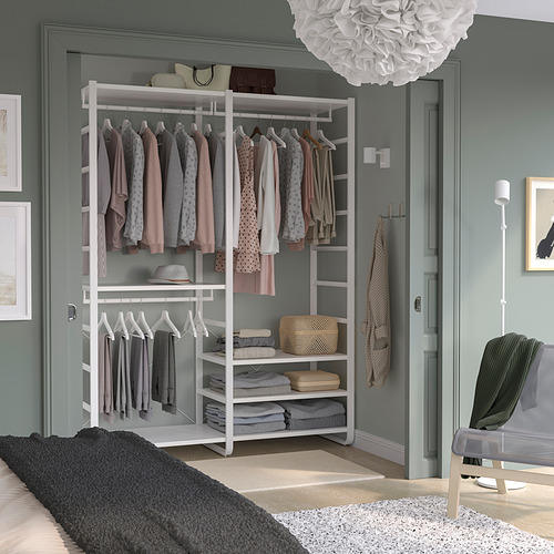Armario blanco ELVARLI, estanterías abiertas con ropa pastel, encaja perfectamente en la habitación.