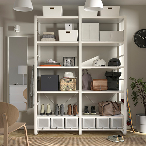 Unidad de almacenamiento ELVARLI blanca con estantes para bolsas, botas, cascos y cajas. Montado en la pared, ofrece un almacenamiento abierto versátil.