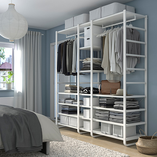 Almacenaje blanco ELVARLI en dormitorio, con estantes y barras para colgar la ropa.