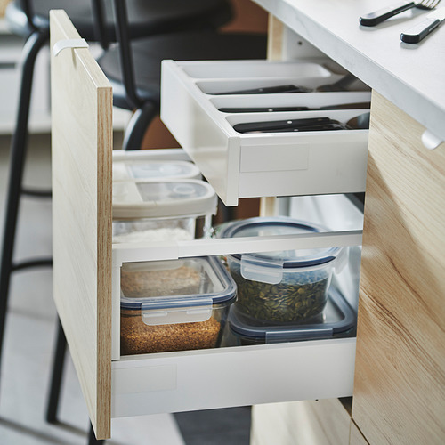 Recipientes transparentes de almacenamiento de alimentos IKEA 365+, apilados en un cajón de madera. Pequeño, cuadrado y transparente para facilitar la visibilidad.