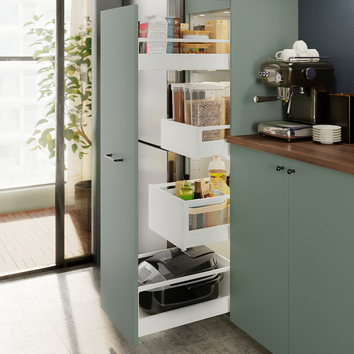 Gabinete de cocina con estantes extraíbles que contienen artículos de despensa como granos, botellas y una máquina de café.