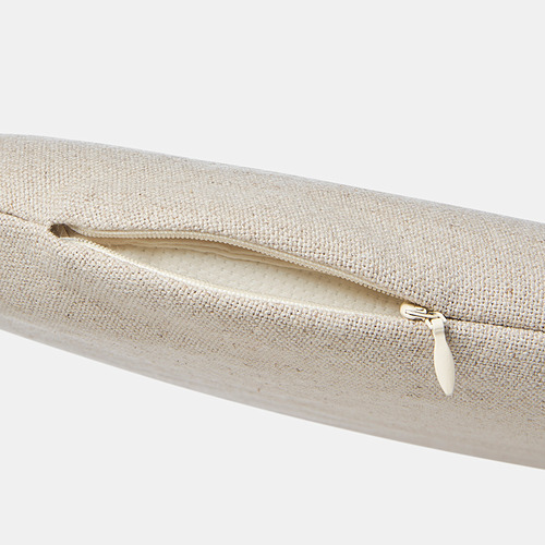 Primer plano de una bolsa de ratán tejida en beige bien elaborada con detalle de cremallera; Destaca la textura de calidad.