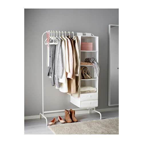 Perchero de metal blanco con ropa y papeleras junto a puerta y alfombra.