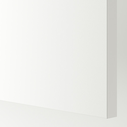 Gabinete de cocina blanco en primer plano, diseño elegante, líneas limpias, acabado suave.