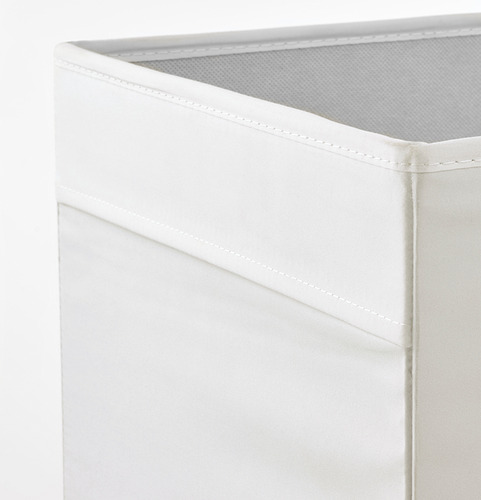 Caja de almacenamiento de tela blanca con costuras resistentes, diseñada para estanterías, que muestra artesanía de calidad.