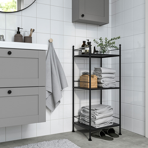 Baño moderno con estantería frosjon gris, con toallas, junto a un armario y un espejo.