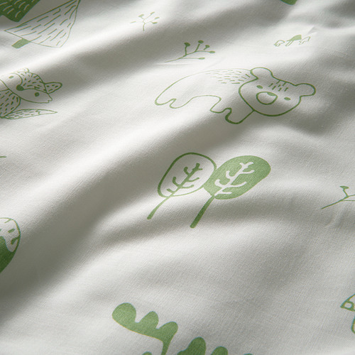 Tela suave y estampada. Estampados verdes: oso, árboles, pájaros. Mezcla de algodón reciclado.