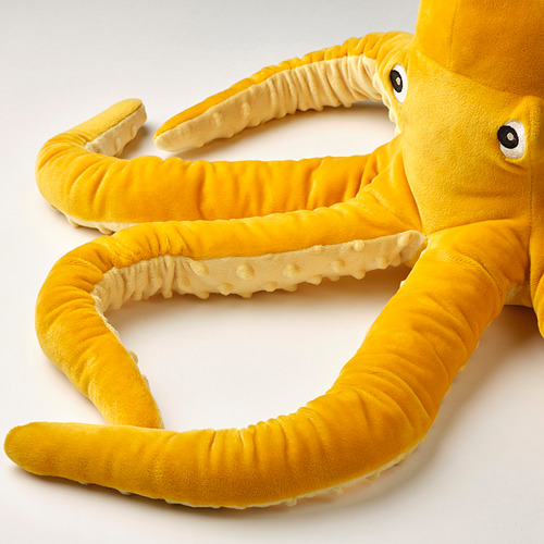 Pulpo de peluche con cuerpo tejido, brazos de chupón texturizados, ojos bordados, que muestran artesanía detallada.