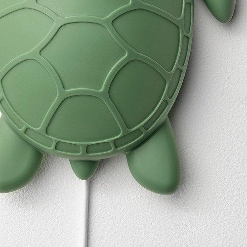 Aplique verde con forma de tortuga; patrón de concha detallado; Luz suave, perfecta para la habitación de los niños.