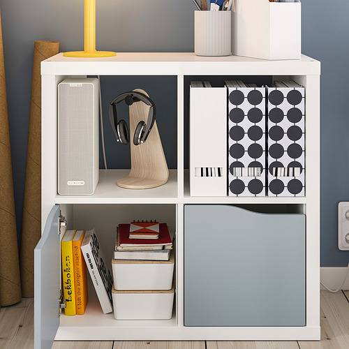 Unidad de almacenamiento KALLAX con compartimentos para organizar libros, altavoces, auriculares y cajas. Configuración ordenada y sin desorden.