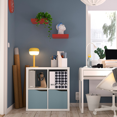 Oficina en casa con estanterías, escritorio y plantas KALLAX.