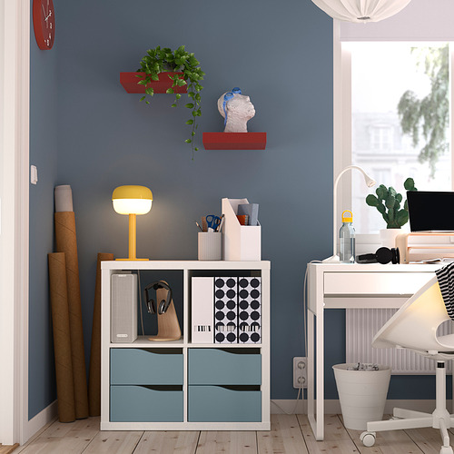 Oficina en casa con estantería, lámpara, escritorio, plantas, escultura KALLAX