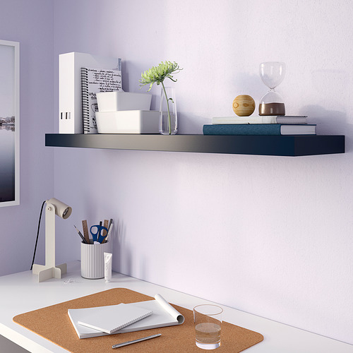 Moderno escritorio blanco con estante bLACK, libros, jarrón verde, lámpara y papelería. Incluye tapete de corcho, cuadernos y vaso de agua.