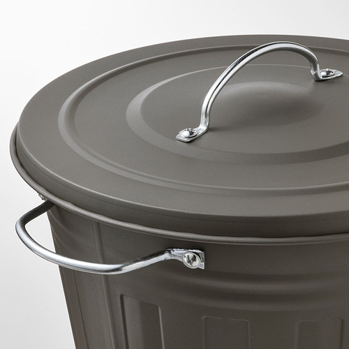 Cubo de basura gris con asas resistentes y gancho de tapa seguro para facilitar su uso.