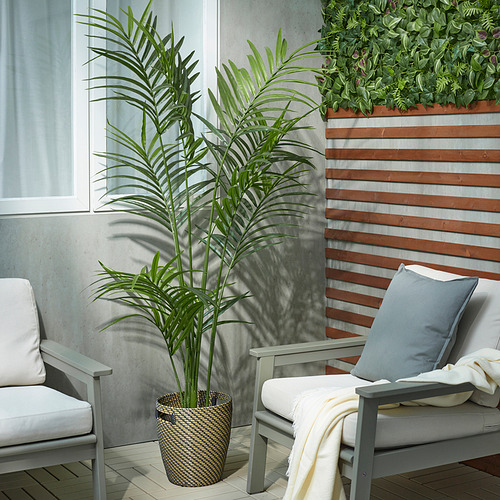 Patio moderno con planta en maceta FEJKA y sillas, ideal para uso interior/exterior.