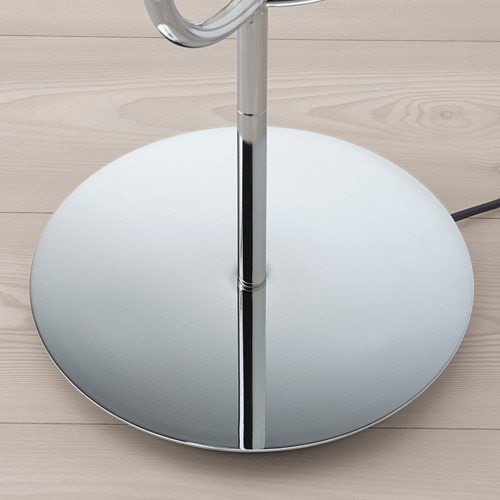 Lámpara moderna y elegante con base cromada y pantalla de cristal que refleja calidad y elegancia.