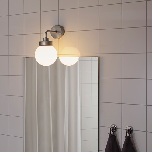 Aplique de baño moderno, FRIHULT con dos bombillas de cristal, luz cálida y suave.