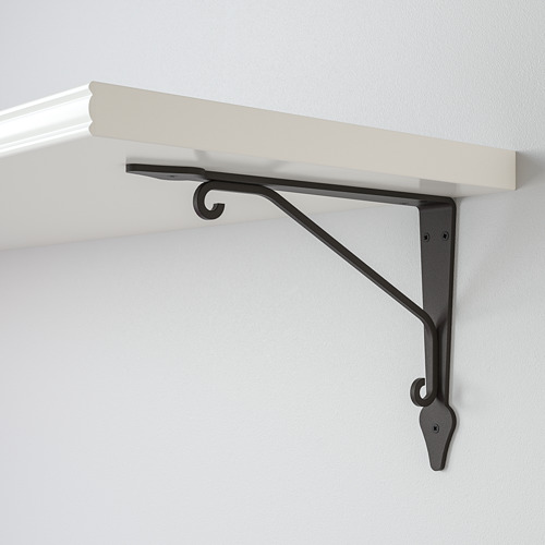 Estante de pared con soporte metálico, fijado de forma segura a la pared blanca. Diseño moderno, materiales de alta calidad.