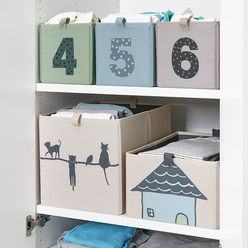 Contenedores espaciadores, almacenamiento organizado; números, gatos, diseños de casas. Artículos para niños agrupados ordenadamente.