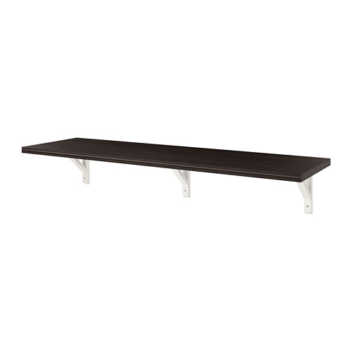 Estante de pared BERGSHULT negro con bordes lisos, sostenido por ménsulas blancas.