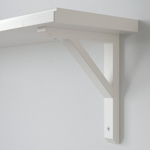 Un estante de madera blanca resistente montado de forma segura en una pared con un soporte de metal. El estante tiene bordes lisos y biselados, ideal para varios entornos.