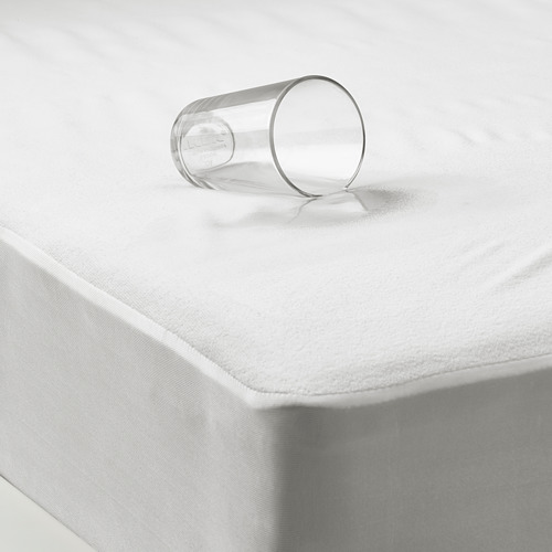 Protector de colchón de vidrio plástico inclinado sobre impermeable con bordes elásticos.