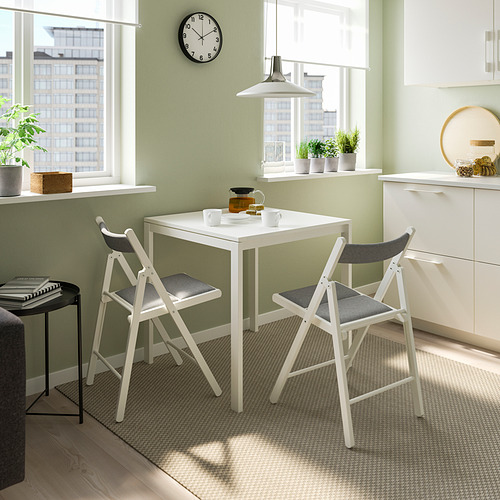 Pequeño comedor con sillas y mesa FRÖSVI blancas, acolchadas para mayor comodidad, idealmente ubicadas cerca de la ventana, adecuadas para espacios compactos.