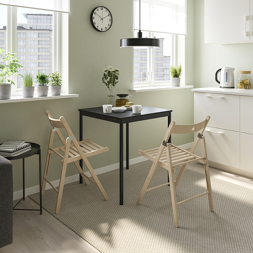 Cocina moderna con silla frosvi junto a mesa negra, vista a la ciudad.