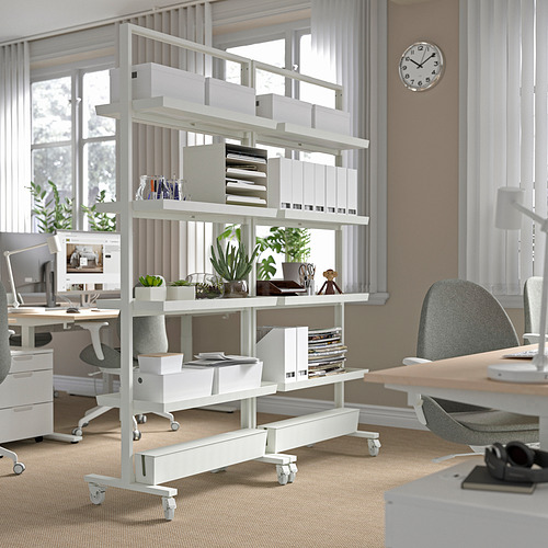 Separador de espacio de oficina con ruedas, estantes y almacenamiento para libros, carpetas y plantas.