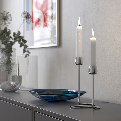 Candelabro de plata SILVERPÄRON con dos velas sobre superficie oscura.