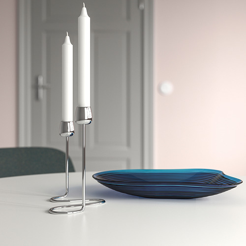 Candelabro de plata con 2 velas blancas; Diseño elegante y minimalista.