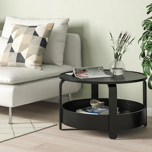 Mesa de almacenamiento negra BORGEBY con chapa de abedul, revistas y plantas en la parte superior, estante debajo para organizar.