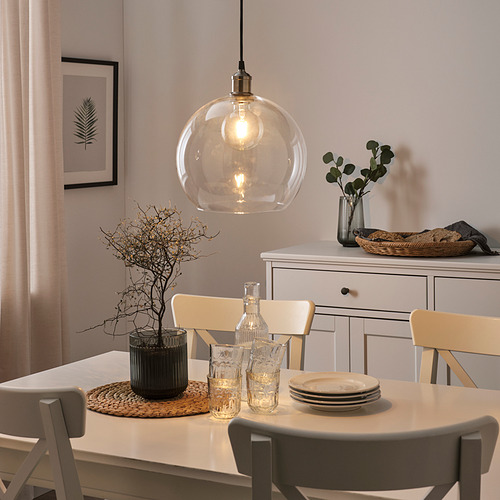 Mesa de comedor moderna con lámpara colgante LUNNOM y sillas.