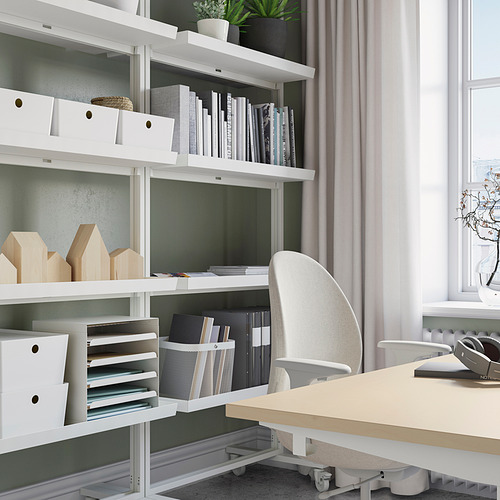 Moderna oficina en casa con estantería blanca MITTZON, escritorio beige y silla gris. Los estantes contienen archivos organizados, libros y decoración.