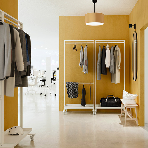 MITTZON: armario amarillo con ropa, bolsos, cascos. Acero, rectangular, minimalista. Cabe bien en la habitación, ligero.