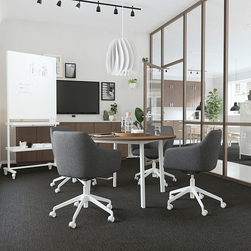 Moderna oficina con sillas giratorias grises TOSSBERG, mesa de madera, pizarra blanca, tv y gran ventanal.